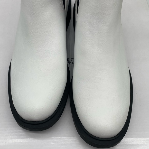 ALFANI Women's Tackoma Lug soles pullover Booties in white faux leather size 6.5 - Picture 7 of 8